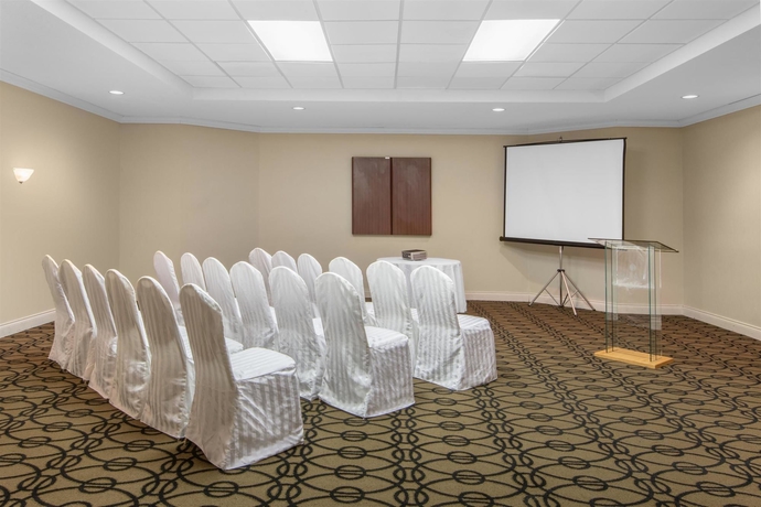 Imagen de los interiores del Hotel Ramada Plaza By Wyndham Niagara Falls. Foto 12