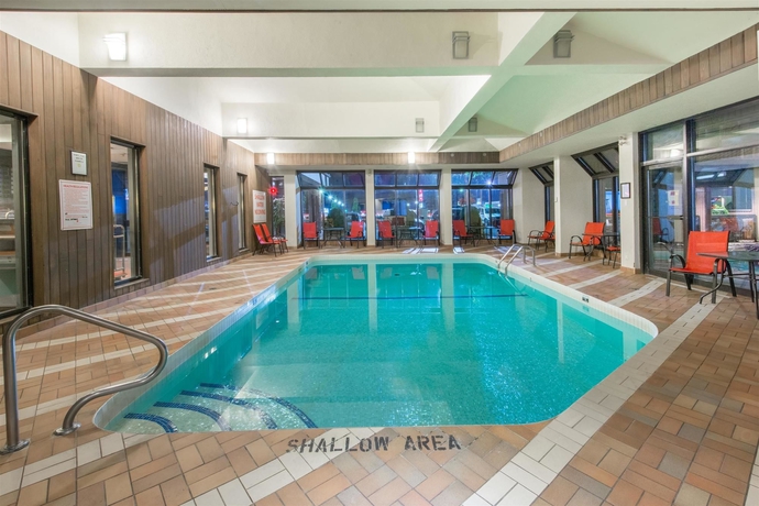 Imagen de la piscina del Hotel Ramada Plaza By Wyndham Niagara Falls. Foto 15