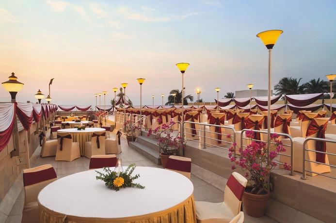 Imagen del bar/restaurante del Hotel Ramada Plaza By Wyndham Palm Grove. Foto 4