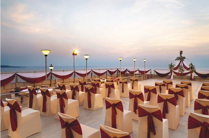 Imagen del bar/restaurante del Hotel Ramada Plaza By Wyndham Palm Grove. Foto 5