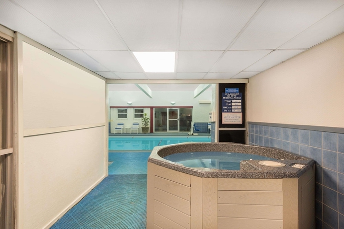 Imagen de la piscina del Hotel Ramada Plaza By Wyndham Portland. Foto 18