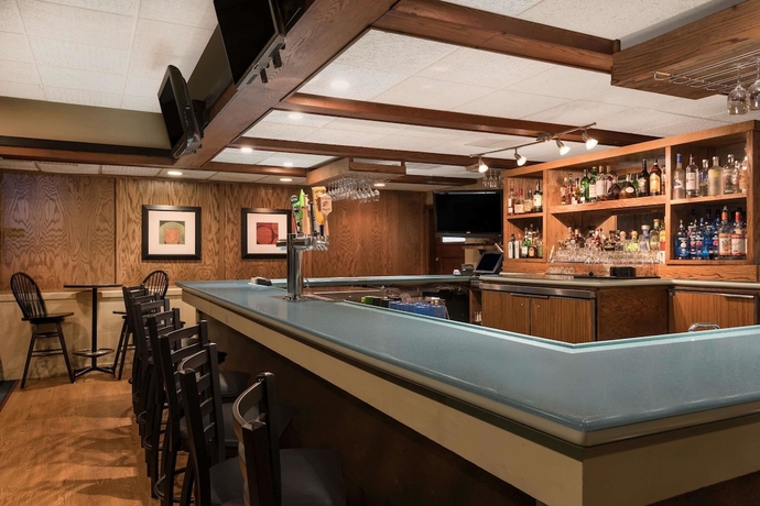 Imagen del bar/restaurante del Hotel Ramada Plaza By Wyndham Portland. Foto 3