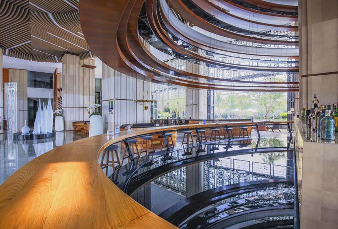 Imagen del bar/restaurante del Hotel Ramada Plaza By Wyndham Sanya Bay. Foto 2