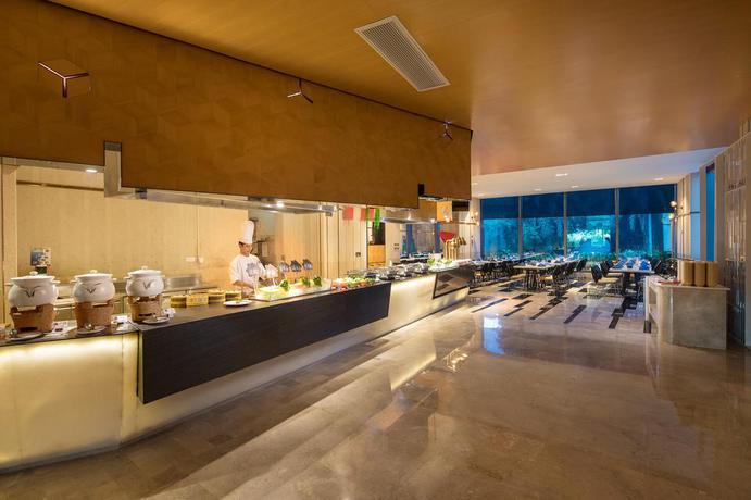 Imagen del bar/restaurante del Hotel Ramada Plaza By Wyndham Sanya Bay. Foto 3