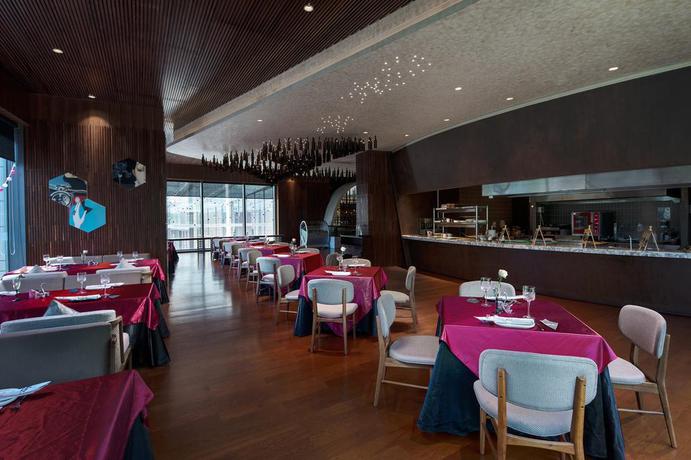 Imagen del bar/restaurante del Hotel Ramada Plaza By Wyndham Sanya Bay. Foto 4