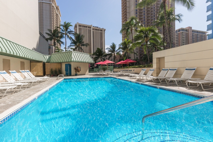Imagen de la piscina del Hotel Ramada Plaza By Wyndham Waikiki. Foto 16