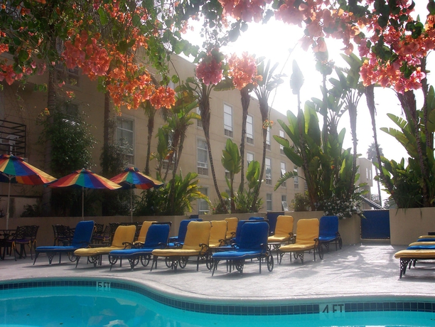 Imagen de la piscina del Hotel Ramada Plaza By Wyndham West Hollywood and Suites. Foto 16