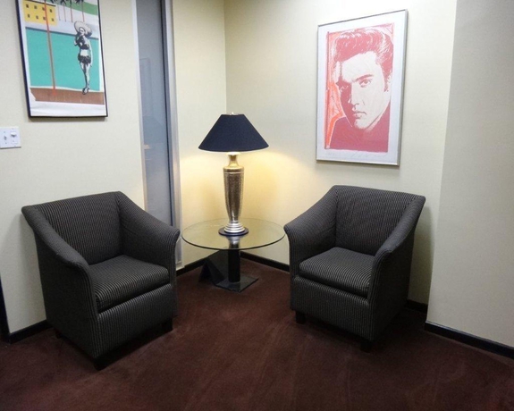 Imagen de los interiores del Hotel Ramada Plaza By Wyndham West Hollywood and Suites. Foto 12