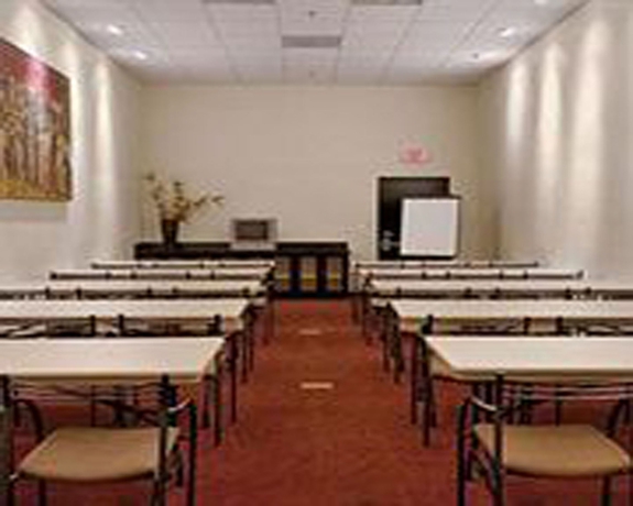 Imagen de los interiores del Hotel Ramada Plaza By Wyndham West Hollywood and Suites. Foto 14