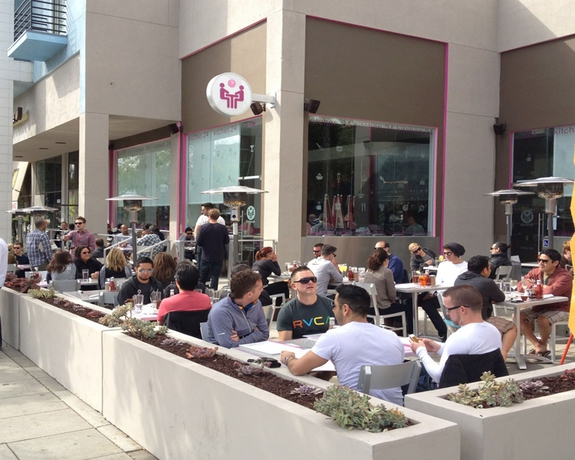 Imagen del bar/restaurante del Hotel Ramada Plaza By Wyndham West Hollywood and Suites. Foto 2