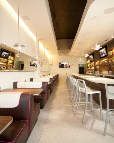 Imagen del bar/restaurante del Hotel Ramada Plaza By Wyndham West Hollywood and Suites. Foto 3