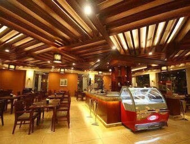 Imagen del bar/restaurante del Hotel Ramada Plaza By Wyndham Xishuangbanna South. Foto 2