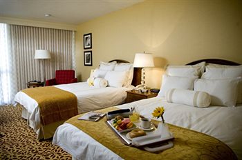 Imagen de los interiores del Hotel Ramada Plaza Fort Wayne And Conference. Foto 10