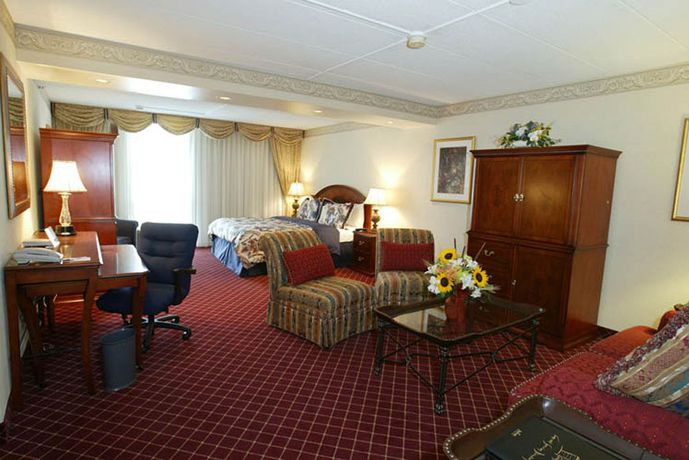 Imagen de los interiores del Hotel Ramada Plaza Fort Wayne And Conference. Foto 12