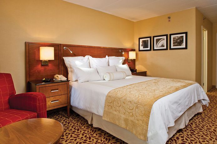 Imagen de la piscina del Hotel Ramada Plaza Fort Wayne And Conference. Foto 16