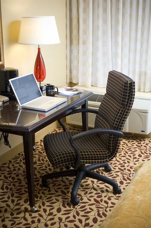 Imagen de los interiores del Hotel Ramada Plaza Fort Wayne And Conference. Foto 15