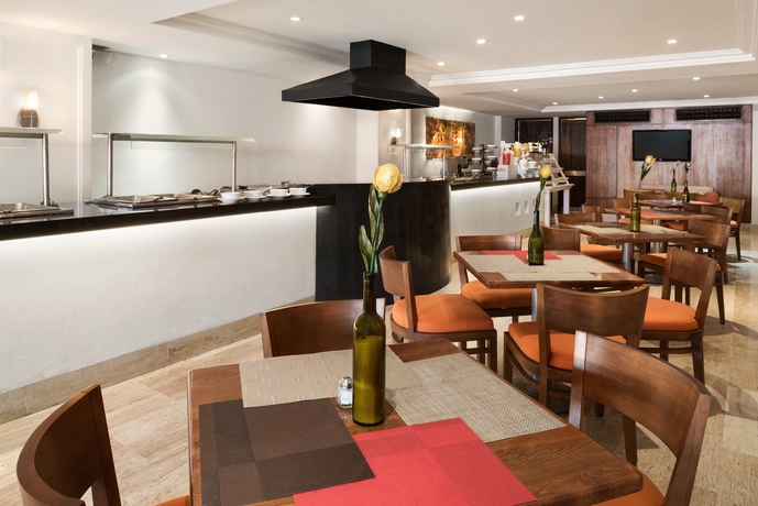 Imagen del bar/restaurante del Hotel Ramada Plaza Leon. Foto 3