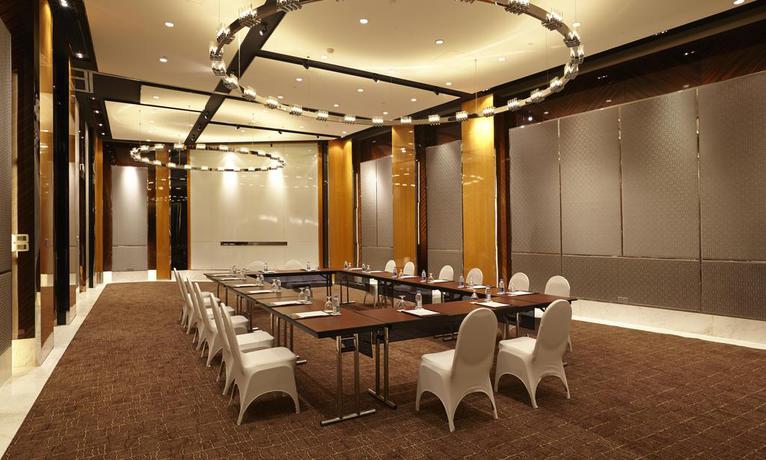 Imagen de los interiores del Hotel Ramada Plaza Shanghai Pudong Airport. Foto 12