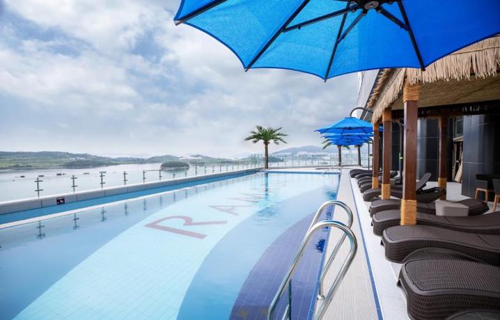 Imagen de la piscina del Hotel Ramada Plaza by Wyndham Dolsan Yeosu. Foto 15