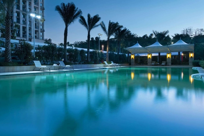 Imagen de la piscina del Hotel Ramada Plaza by Wyndham Dongguan Songshan Lake. Foto 19