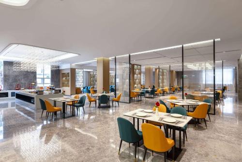 Imagen del bar/restaurante del Hotel Ramada Plaza by Wyndham Ezhou Binjiang. Foto 4