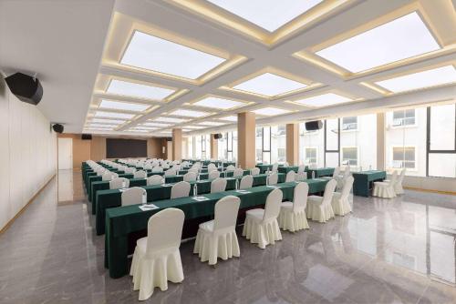 Imagen general del Hotel Ramada Plaza by Wyndham Ezhou Binjiang. Foto 2