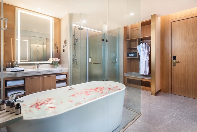 Imagen de la habitación del Hotel Ramada Plaza by Wyndham Fuxian Lake. Foto 6