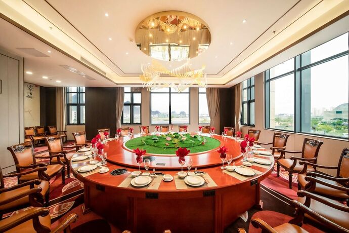 Imagen del bar/restaurante del Hotel Ramada Plaza by Wyndham Hezhou North. Foto 4