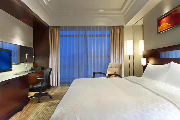 Imagen del bar/restaurante del Hotel Ramada Plaza by Wyndham Lianyungang. Foto 3