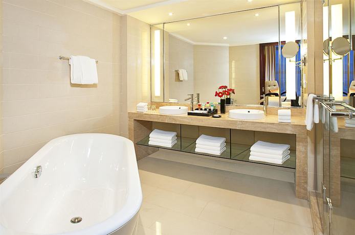 Imagen de la piscina del Hotel Ramada Plaza by Wyndham Lianyungang. Foto 20