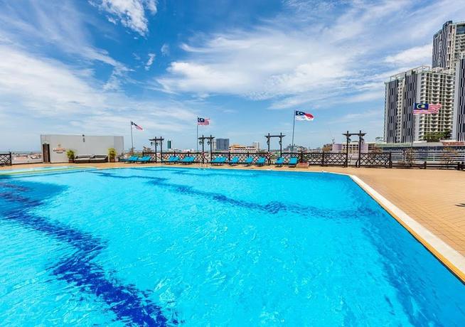 Imagen de la piscina del Hotel Ramada Plaza by Wyndham Melaka. Foto 15