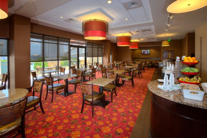 Imagen del bar/restaurante del Hotel Ramada Plaza by Wyndham Orlando Resort & Suites Intl Drive. Foto 5