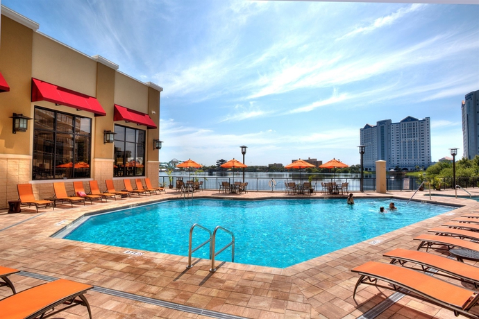 Imagen de la piscina del Hotel Ramada Plaza by Wyndham Orlando Resort & Suites Intl Drive. Foto 15