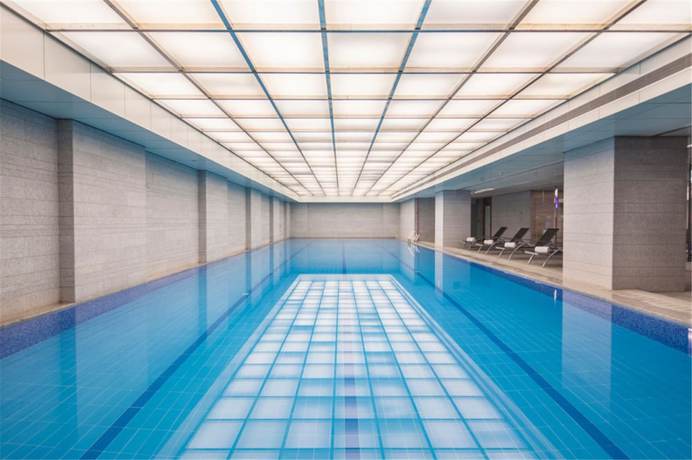 Imagen de la piscina del Hotel Ramada Plaza by Wyndham Qiandeng Kunshan. Foto 17
