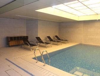 Imagen de la piscina del Hotel Ramada Plaza by Wyndham Qiandeng Kunshan. Foto 18