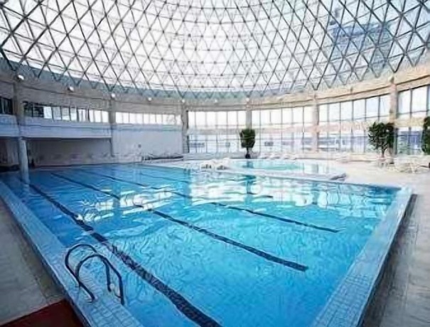 Imagen de la piscina del Hotel Ramada Plaza by Wyndham Sino Bay Shanghai. Foto 8