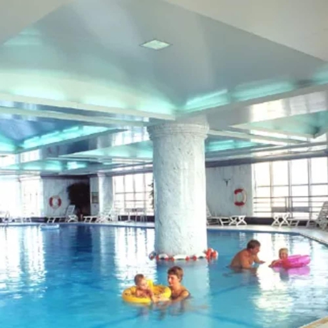 Imagen de la piscina del Hotel Ramada Plaza by Wyndham Tian Lu Hotel Wuhan. Foto 19
