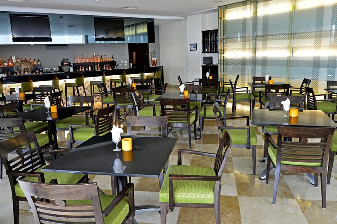 Imagen del bar/restaurante del Hotel Ramada Plaza by Wyndham Veracruz Boca del Rio. Foto 5