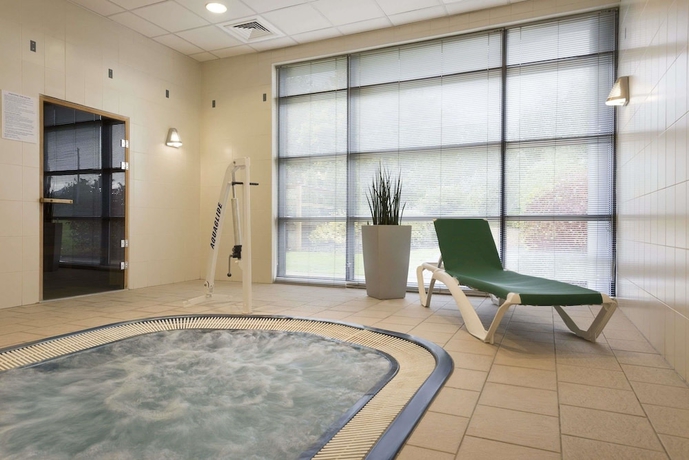 Imagen de la piscina del Hotel Ramada Plaza by Wyndham Wrexham. Foto 19