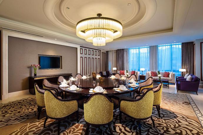 Imagen del bar/restaurante del Hotel Ramada Plaza by Wyndham Wuhan Huangpi. Foto 5