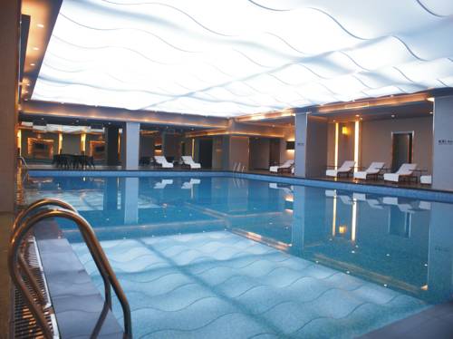 Imagen de la piscina del Hotel Ramada Plaza by Wyndham Yangzhou Casa. Foto 14