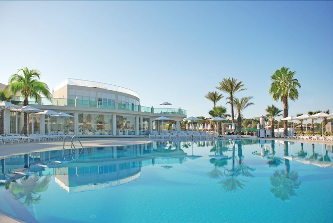 Imagen de la piscina del Hotel Ramada Residences By Wyndham Milas Bozbuk. Foto 16