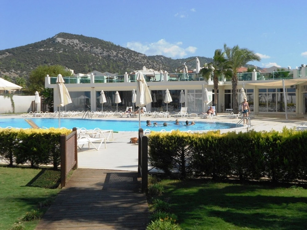 Imagen de la piscina del Hotel Ramada Residences By Wyndham Milas Bozbuk. Foto 17
