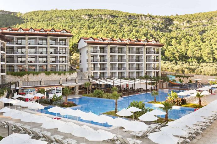 Imagen de la piscina del Hotel Ramada Resort By Wyndham Akbuk. Foto 18