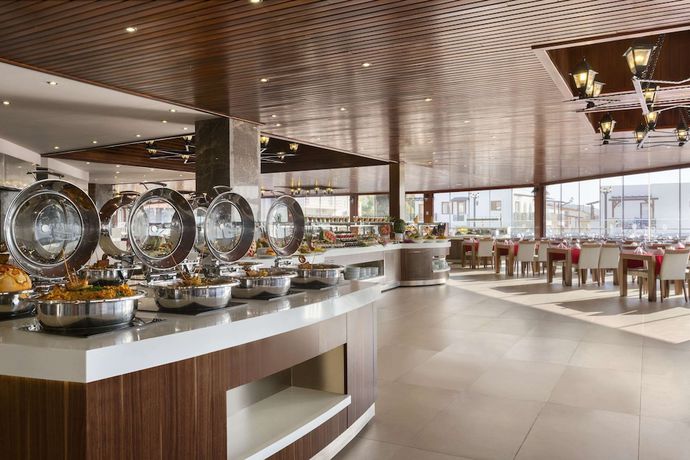 Imagen del bar/restaurante del Hotel Ramada Resort By Wyndham Akbuk. Foto 4
