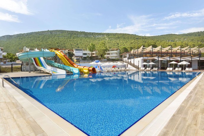 Imagen de la piscina del Hotel Ramada Resort By Wyndham Akbuk. Foto 20
