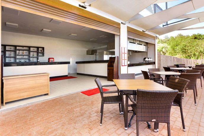 Imagen del bar/restaurante del Hotel Ramada Resort By Wyndham Akbuk. Foto 6