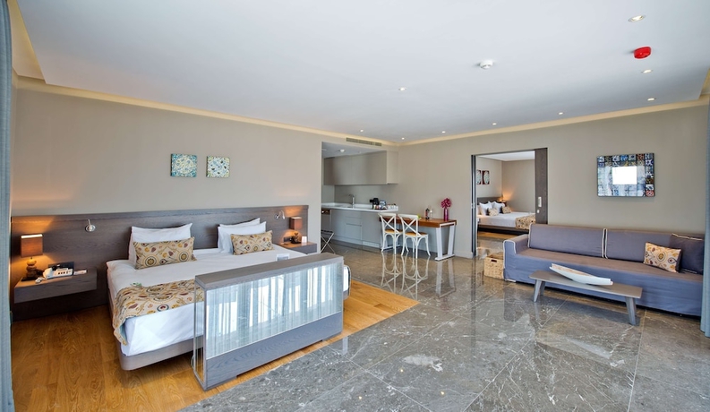 Imagen de la habitación del Hotel Ramada Resort By Wyndham Bodrum. Foto 8