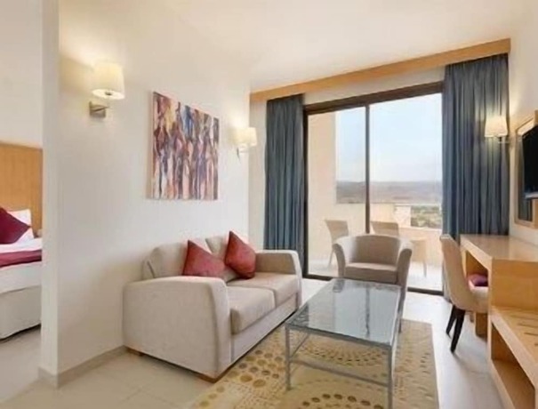 Imagen de la habitación del Hotel Ramada Resort By Wyndham Dead Sea. Foto 10