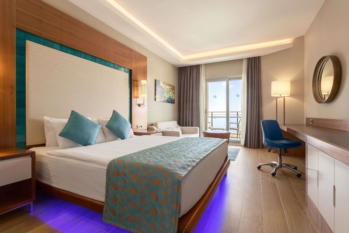 Imagen de la habitación del Hotel Ramada Resort By Wyndham Kusadasi. Foto 5